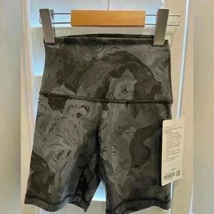 LululemonAlign HR  short 6